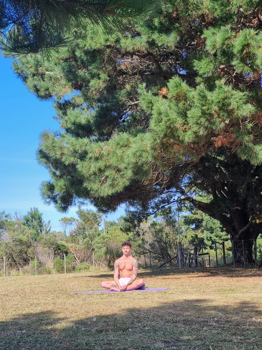 Rama meditando al sol sobre un mat violeta