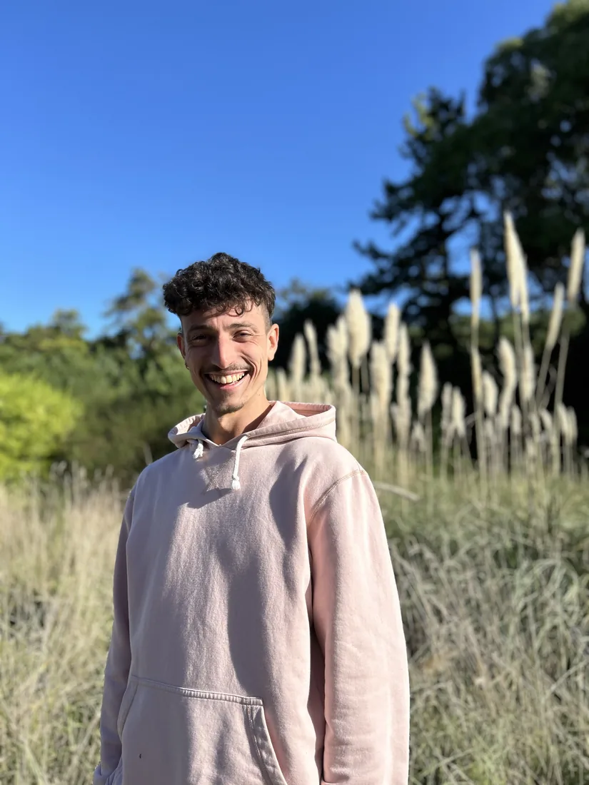 Rama hoy, sonriendo en la naturaleza