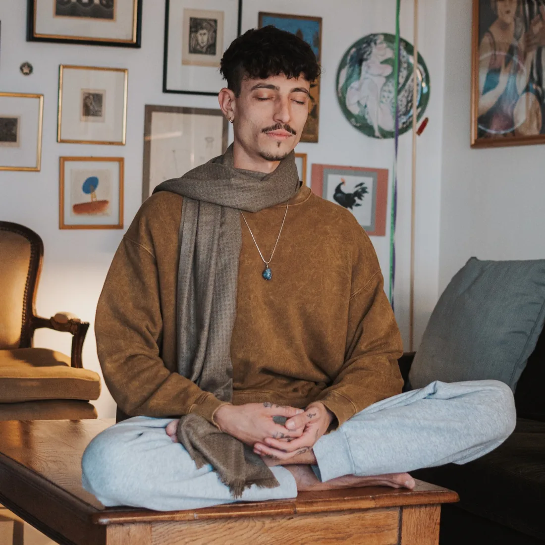 Rama meditando, sentado en calma con un buzo mostaza